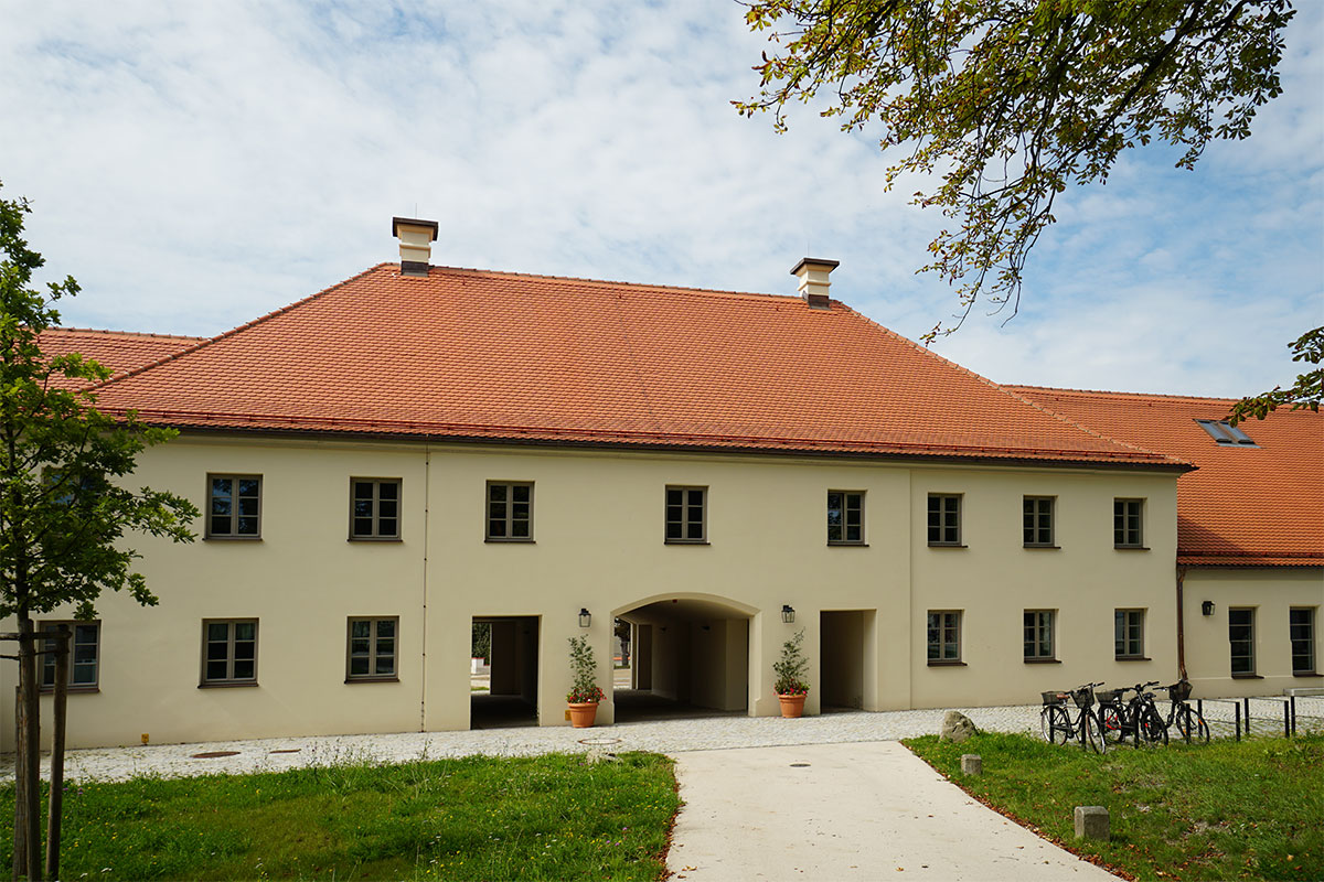 Blick auf ehemaliges Torhaus, nun Eingangsbereich Kita und Kindergarten