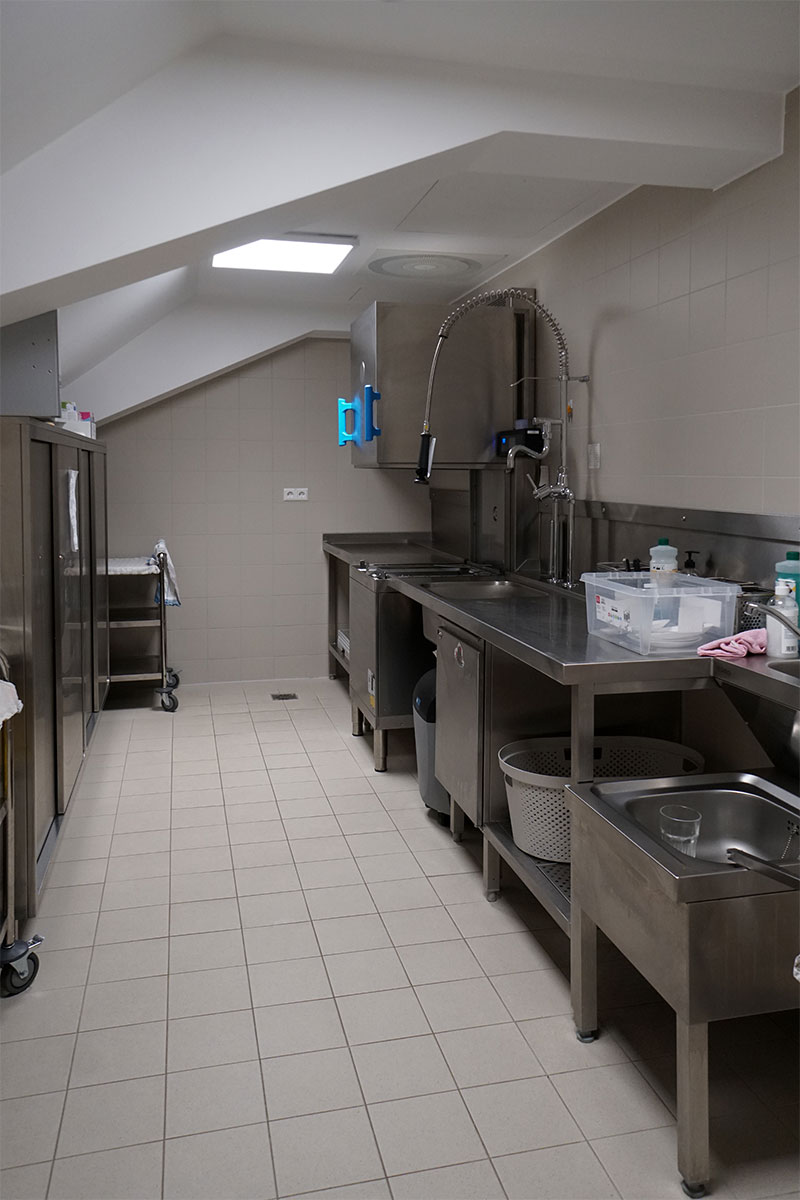 Spülküche in Dachgeschoss der ehemaligen Stallungen