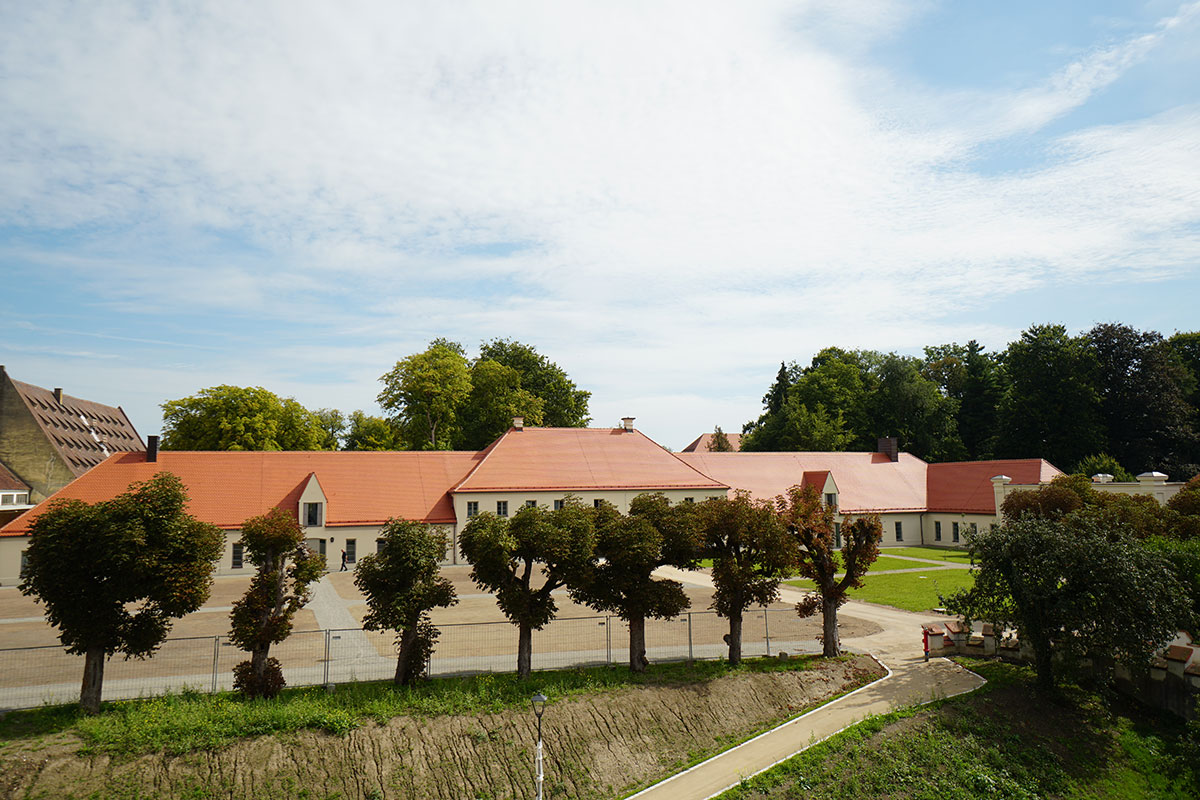 Blick auf Neubau, bestehendes Torhaus, ehemalige Stallungen und Orangerie