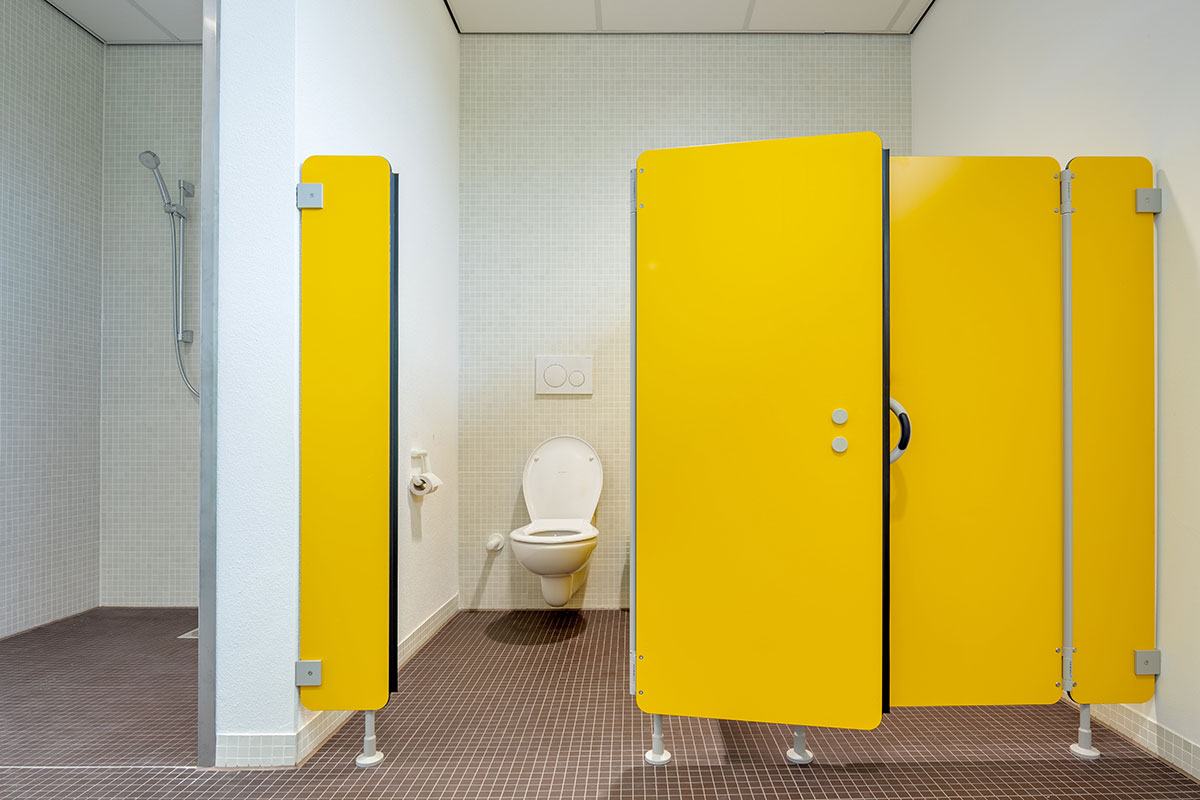 Bodenebene Dusche in Kombination mit einer WC-Anlage in kindgerechter Ausführung Bodenebene Dusche in Kombination mit einer WC-Anlage in kindgerechter Ausführung